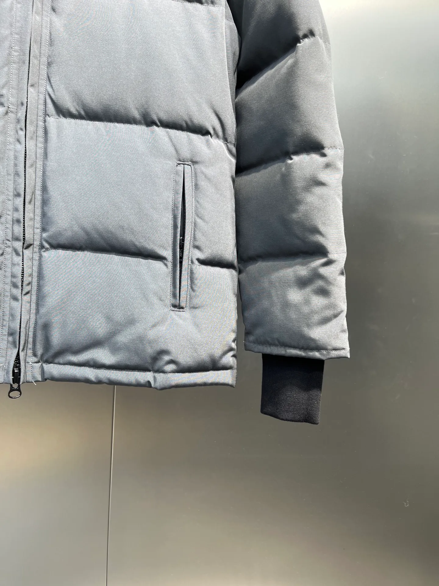P860 Canada Goose Canada # Expedition04 Parker, a treasure of Canadian origin! Limited supply worldwide! Canada Goose Model 04 is a top-notch couple model, polar cold-proof outdoor series fur collar detachable hooded parka down jacket, the first Goose in 2024. I hope my partners like the top quality, and I hope everyone can evaluate it together! The most popular cool items of the Big Goose family in 2024 are online. The same popular product of Yi Yang Qianxi is said to be a joint limited edition Big Goose that cannot be bought in autumn and winter. If you dislike the sameness of the Big Goose in the past, then this model will definitely give you a different experience! This year's most powerful couple's collection for autumn and winter is online, a top-notch luxurious ready-to-wear style, paired with an outdoor warm down jacket with great style and charm! The most standard and classic items of the Daye family in the past two years are equipped with unique reflective stripes for embellishment, which further shows the high-end fashion performance effect. With the embellishment of hardware buckles, it has excellent performance effect. The upper body is clean, simple and elegant, even for urban leisure. It is suitable for various occasions. Designed with large pockets, this model has a large capacity and is equipped with reflective stripes, making it safer at night. It is suitable for various adventure activities. It is made of windproof and waterproof technical materials. The interior is filled with full white duck down, which is absolutely cold-proof and warm. It also has a stand-up collar design and fine fluff at the collar, with meticulous attention to detail! The charm of this model is also more spiritual, and the upper body has more temperament and specifications. It perfectly shows the ultra-high standard of fashionable performance of this model, integrating outdoor and life, and you can even create high-street wear! The most pinnacle limited-edition goose that we have presented so far, both in terms of design and detailed materials, it is completely outstanding. The grand and evergreen version design is matched with cool reflective elements. The overall appearance can be said to be quite high, and it has that kind of powerful outdoor performance! It combines high-end casual attributes with high-street style. It is high-grade, domineering, warm, and beautiful. The visibility of the upper body is quite strong, and the configuration of the owl element is highly brand-recognizable. It fully complements the overall brand performance and visual effects, and also has the high-end sense of fashion and fashionable performance. It is a must-buy product because it is the most awesome down brand on the planet and one of Canada's three national treasure brands. It is also a sentimental down luxury brand. In the field of polar cold-proof clothing, Goose has made an irreplaceable contribution... Size: xs s m l xl